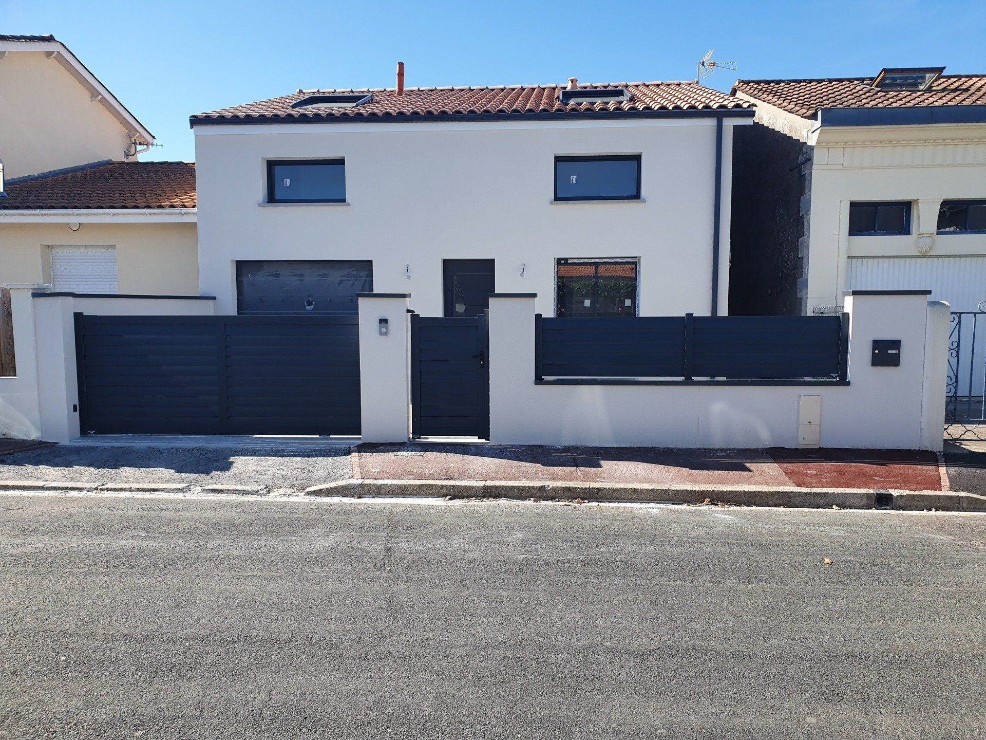 Portail coulissant en aluminium noir et clôtures à persiennes