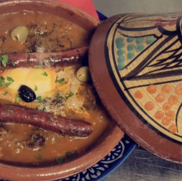 Deux plats en terre cuite contenant un ragoût aux olives et aux herbes, l'un d'eux étant recouvert d'un couvercle à motifs