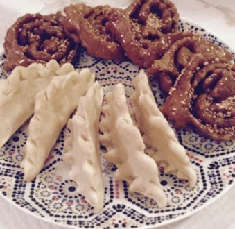 Assiette de viennoiseries assorties : croissants blancs et spirales brunes avec du sirop.