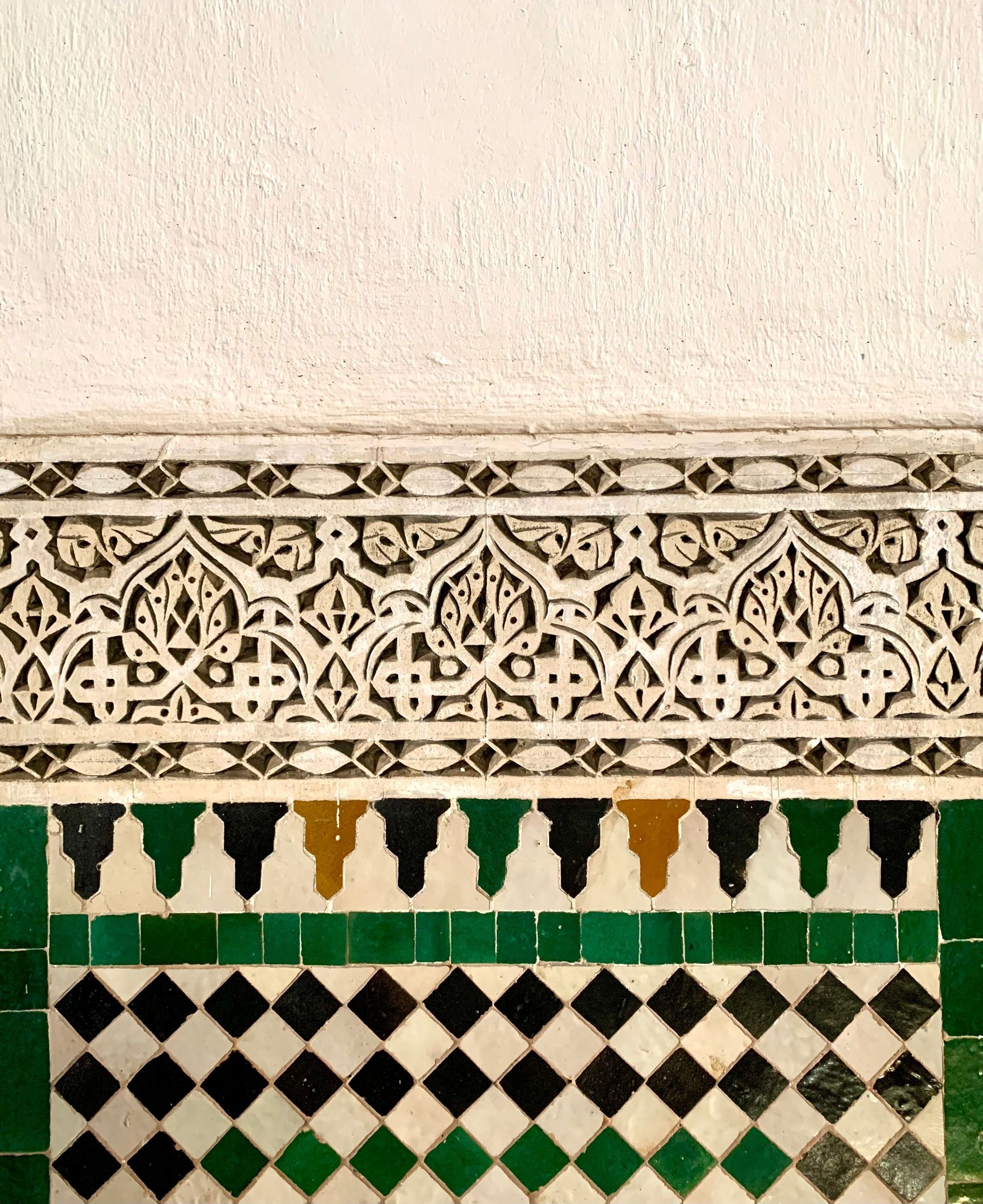 Carreaux muraux décoratifs avec motifs géométriques complexes blancs, verts et noirs et bordures