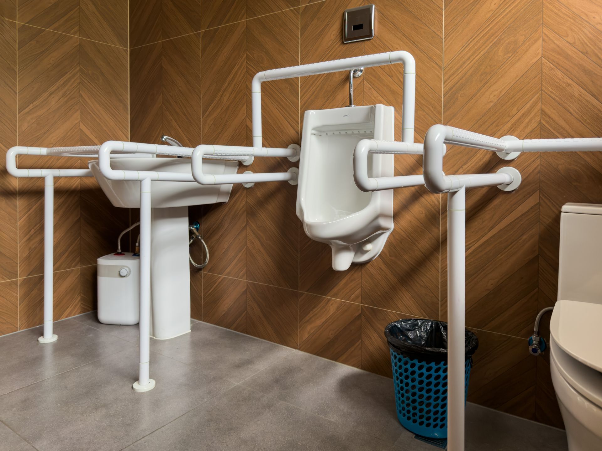 Salle de bains adaptée aux PMR