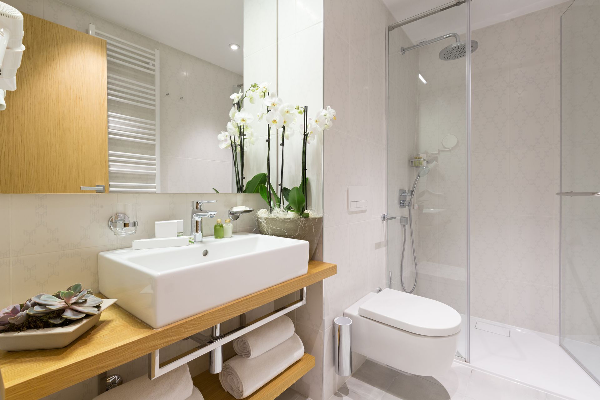 Une salle de bains moderne et sur mesure