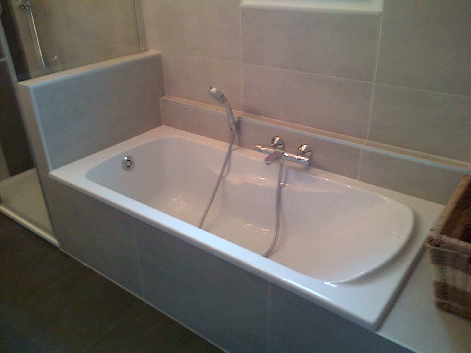 Une baignoire avec douche