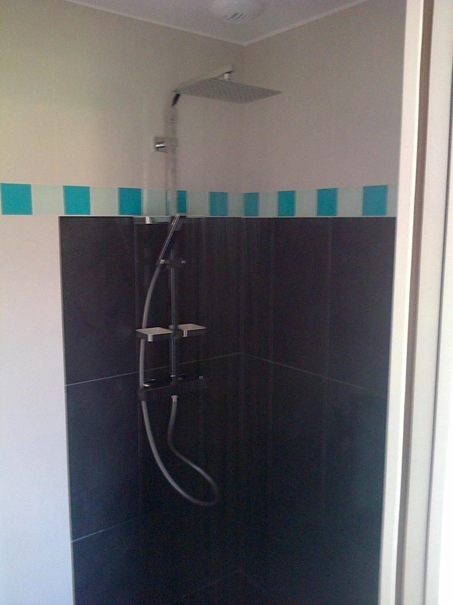 Douche avec revêtement mural