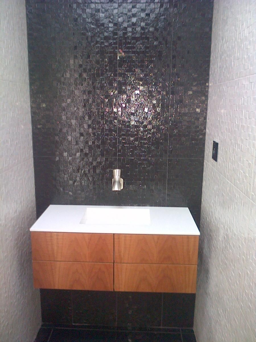 Un lavabo avec un revêtement mural