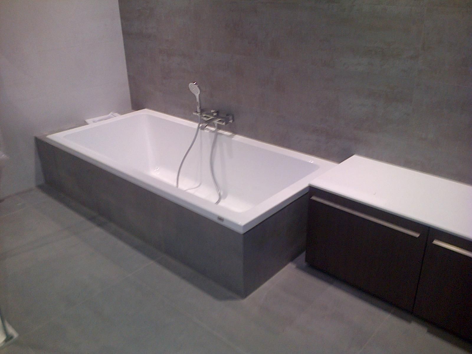 Installation d'une baignoire dans une salle de bains