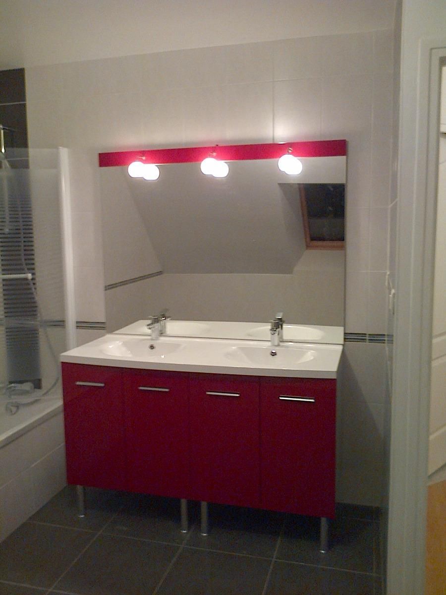 Un lavabo rouge