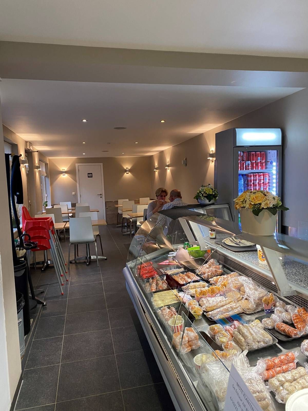 Frituurbalie en kamer met tafels