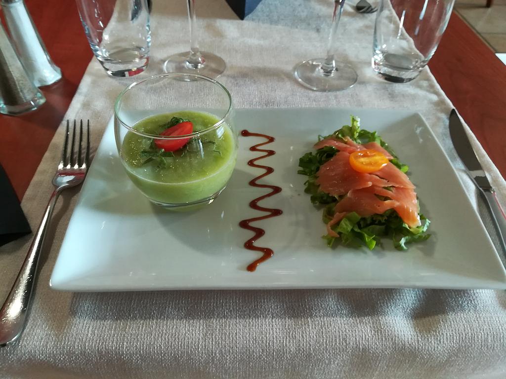 Gaspacho de concombre, saumon mariné au sel de Guérande et feta
