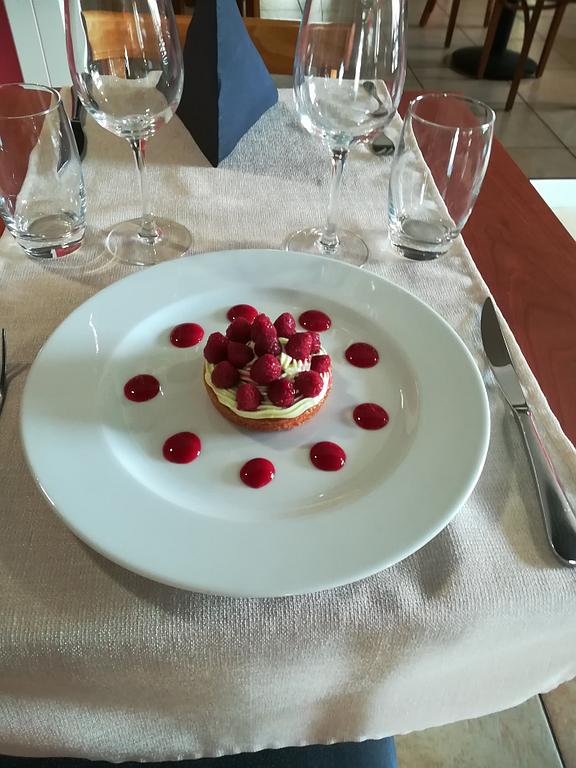 Sablé Breton, crème légère pistache et framboises