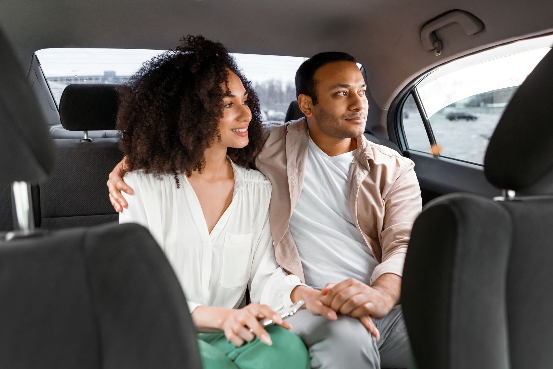 Couple heureux dans un taxi