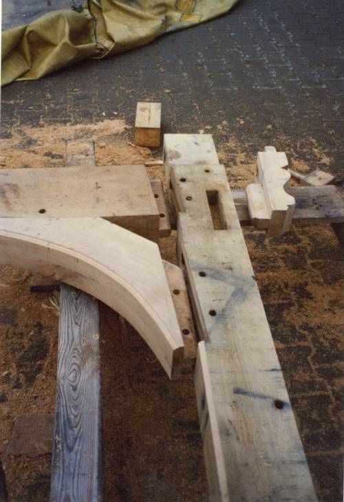 Ein Stück Holz auf einem Holztisch