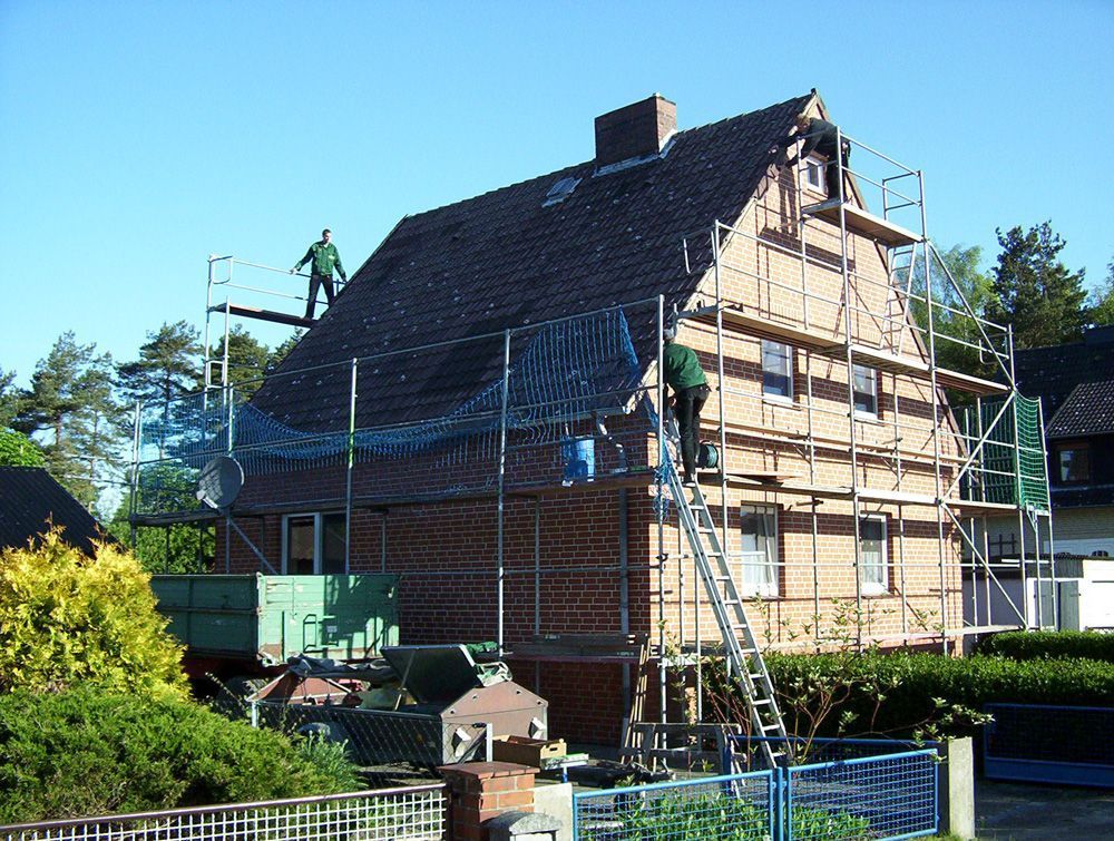 Ein im Bau befindliches Haus mit Gerüst darum herum