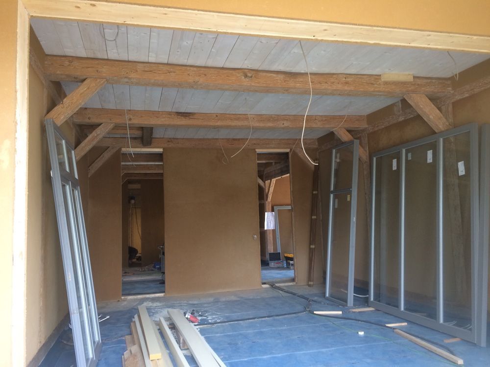 Ein Raum mit vielen Holzbalken an der Decke