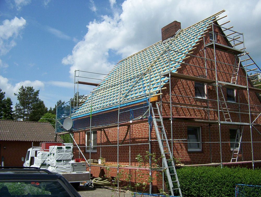 Ein im Bau befindliches Backsteinhaus mit Gerüst darum herum