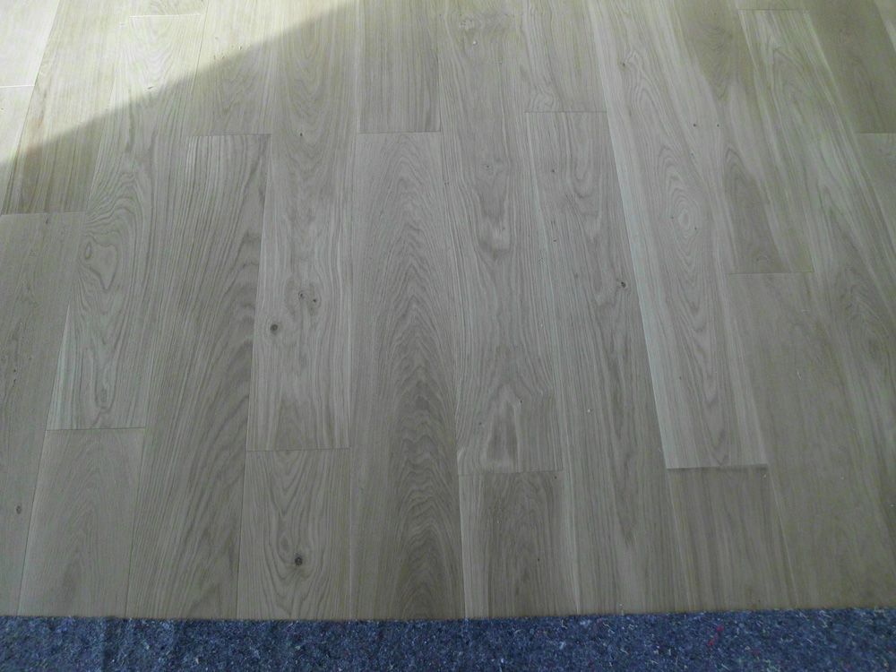 Eine Nahaufnahme eines Holzbodens mit blauem Rand.