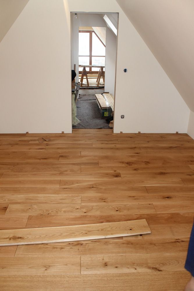 Ein Raum mit Holzboden und weißen Wänden