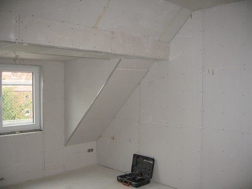 Ein Zimmer mit einem Fenster und einer Aktentasche auf dem Boden.