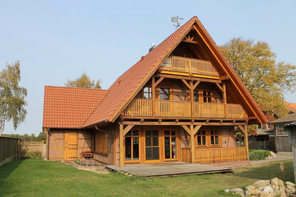 Ein großes Holzhaus mit einem roten Ziegeldach