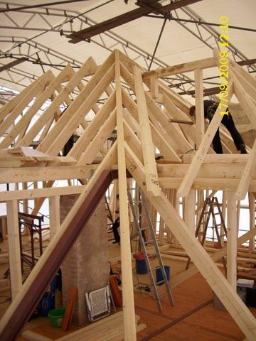 Eine Holzkonstruktion wird gebaut, im Vordergrund eine Leiter