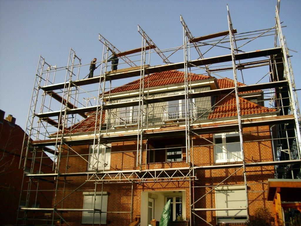 Ein großes Backsteingebäude mit Gerüst darum