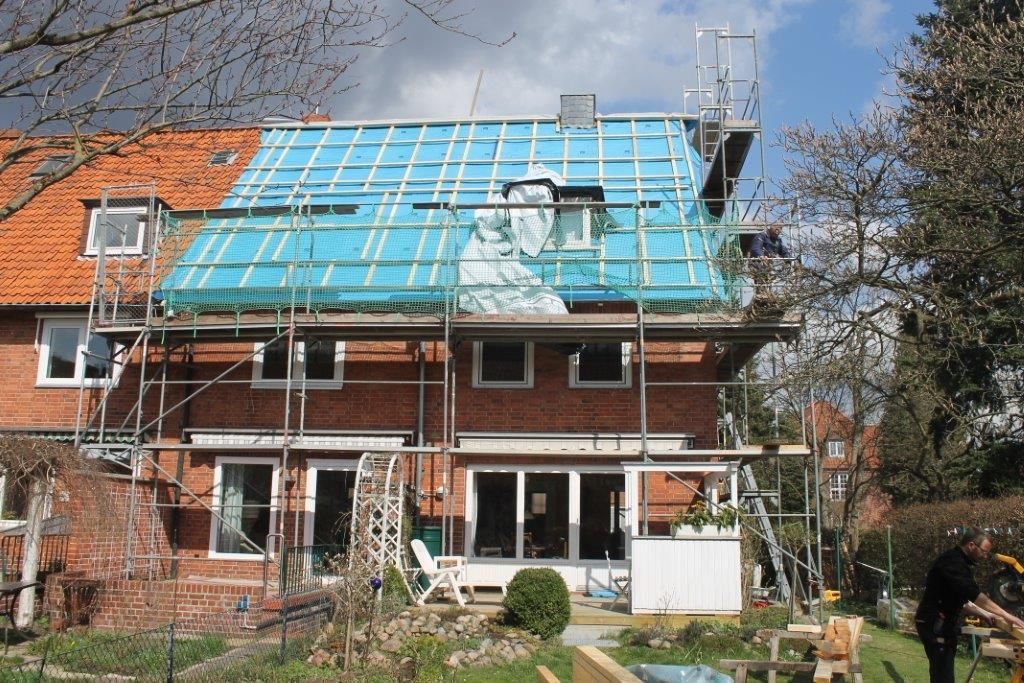 Ein im Bau befindliches Haus mit Gerüst darum herum