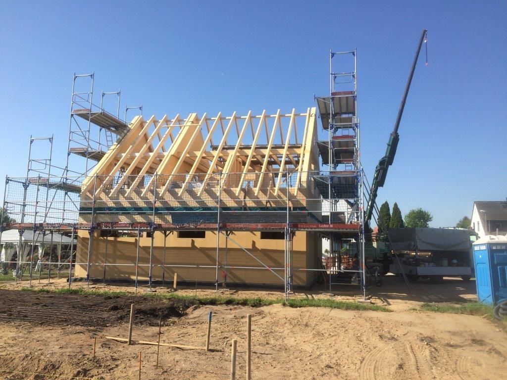 Ein im Bau befindliches Gebäude mit Gerüst und Kran.