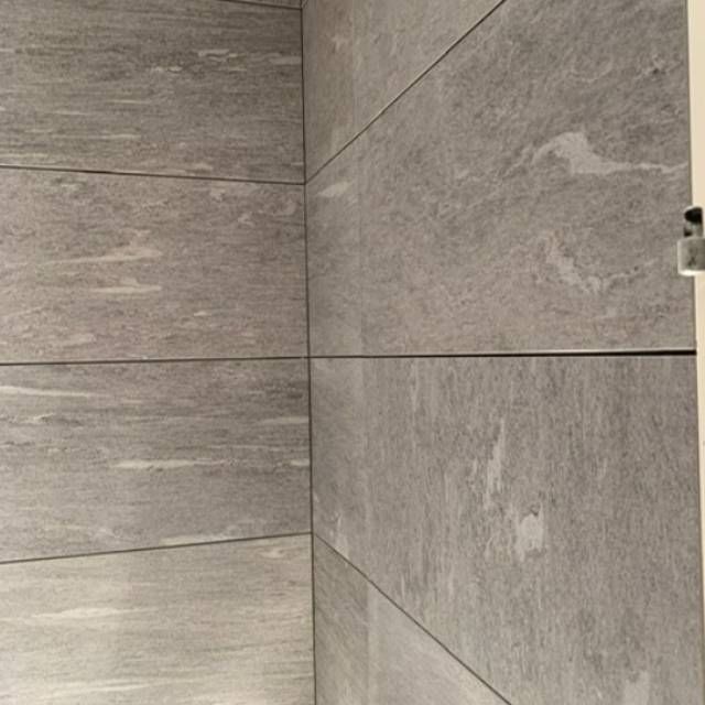 Wand mit Verkleidung, die von der Cammardella GmbH gebaut wurde