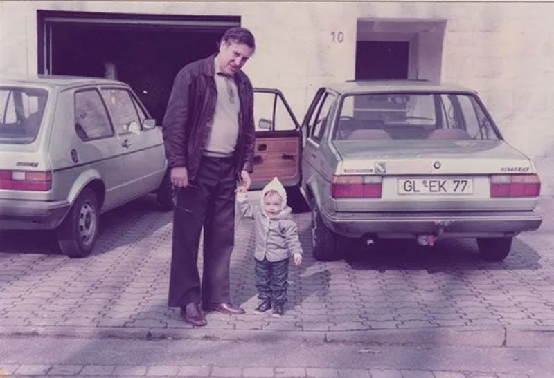 Mitarbeiter von Fahrschule Kreuzer mit Kind