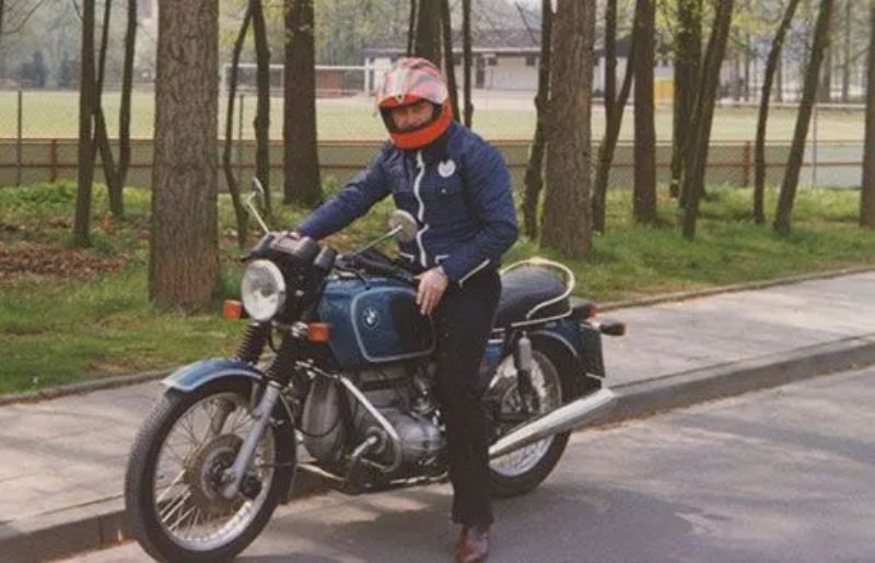 Mitarbeiter von Fahrschule Kreuzer auf einem Motorrad