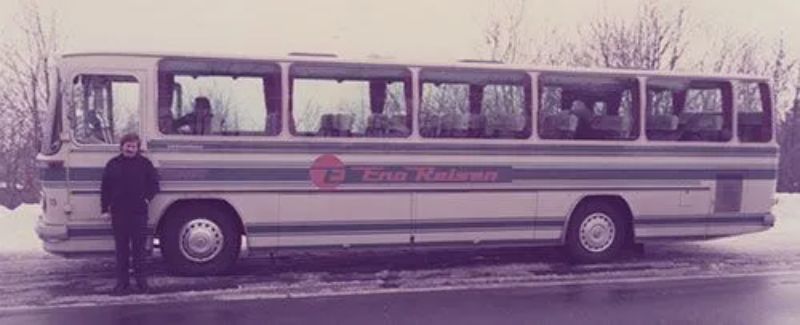 Mitarbeiter von Fahrschule Kreuzer vor einem Bus