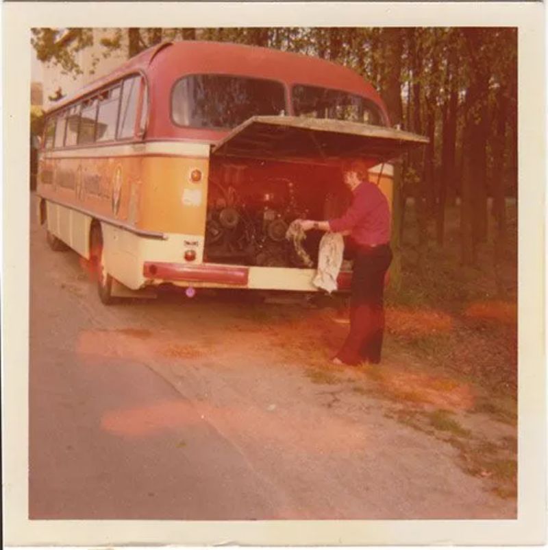 Mitarbeiter von Fahrschule Kreuzer wartet einen Bus