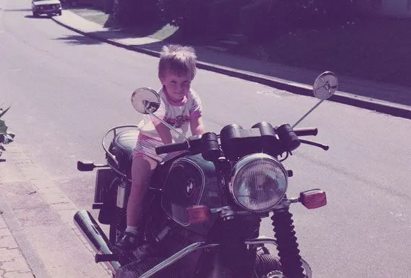 Kind auf einem Motorrad