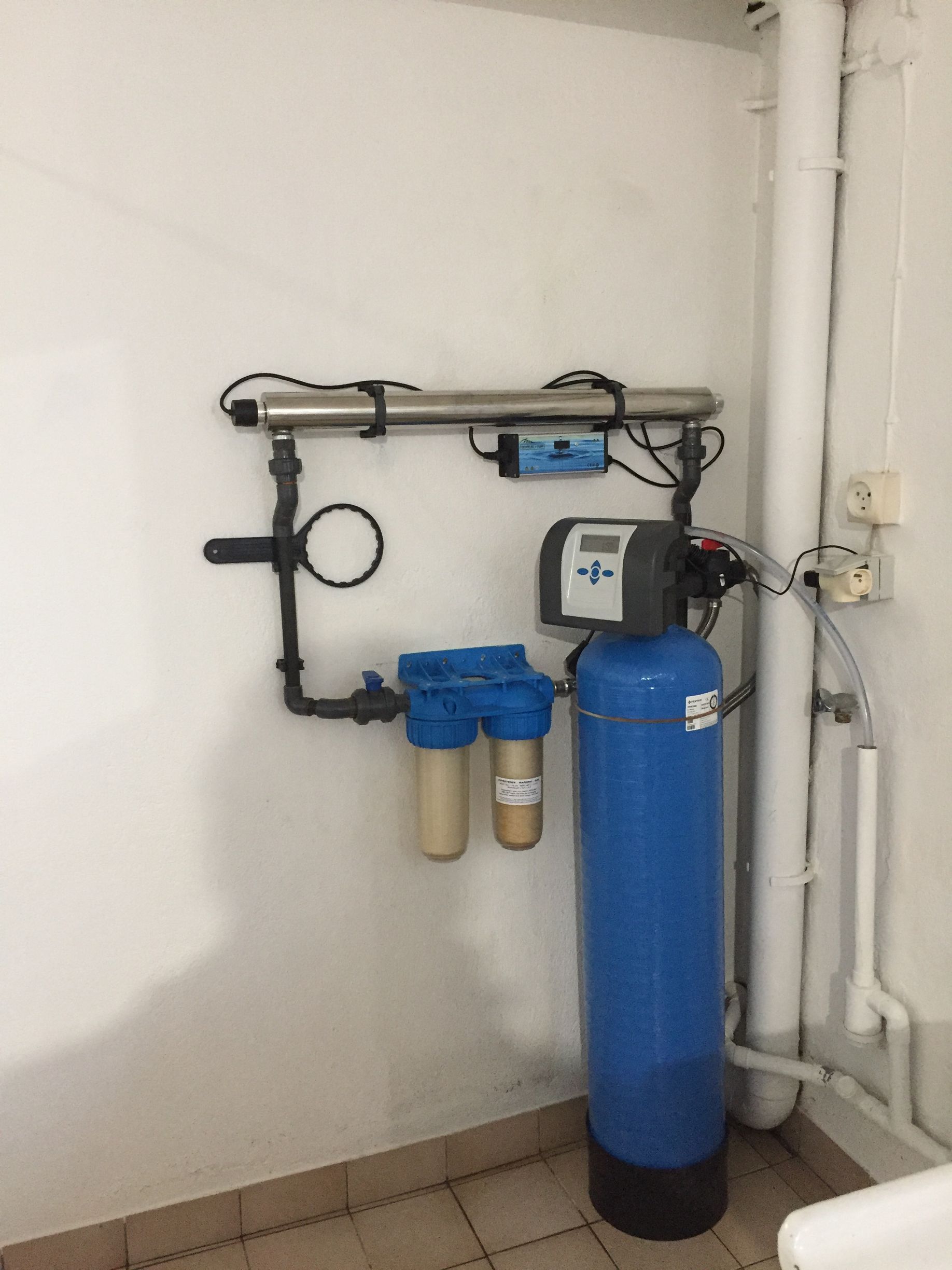 Deux paires de main tenant l'illustration d'une goutte d'eau