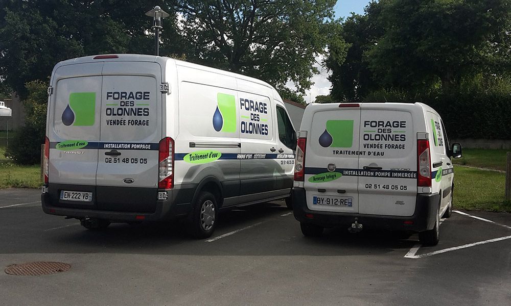 Deux véhicules de l'entreprise garés sur le parking de dos