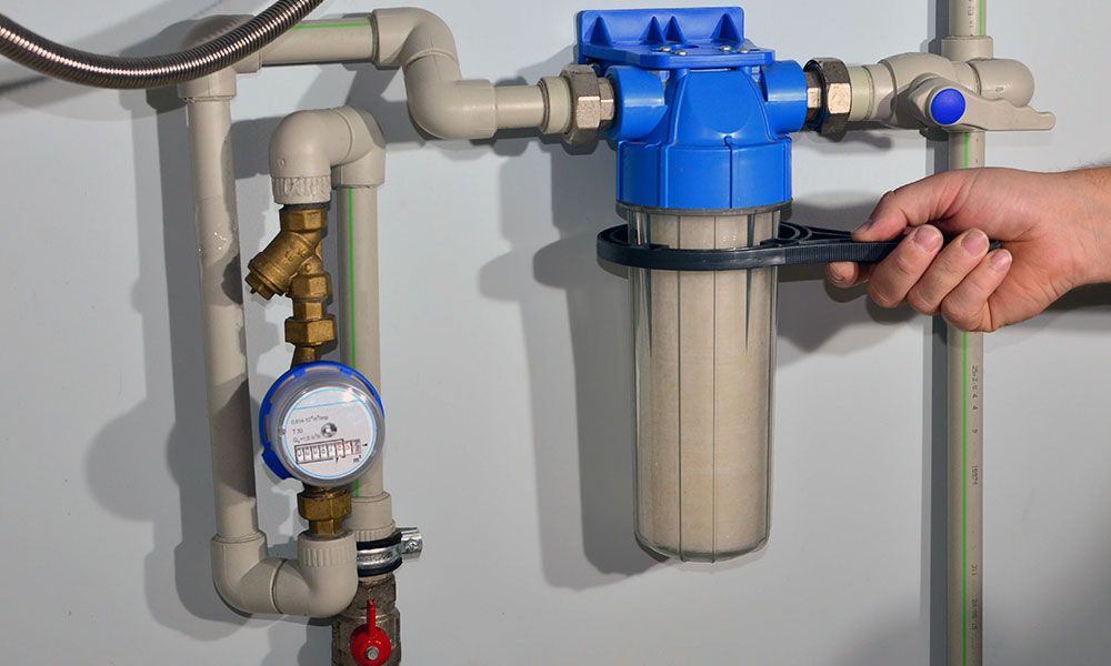 Système de raccordement d'eau avec tube de filtration