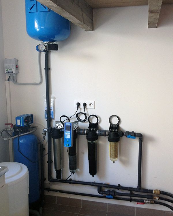 Système de filtration d'eau branché et fixé au mur