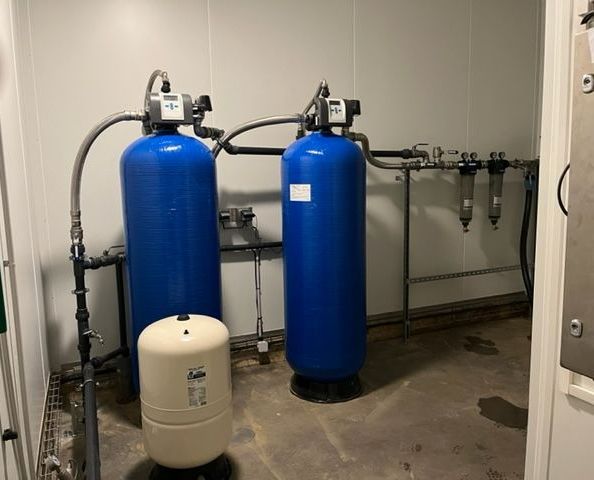 Système de déferriseurs bleu accompagné de deux adoucisseur d'eau