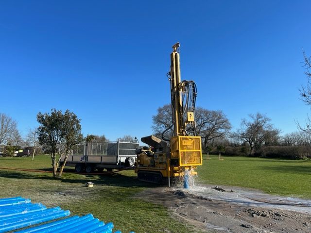 Geyser d'eau avec des arbres autour