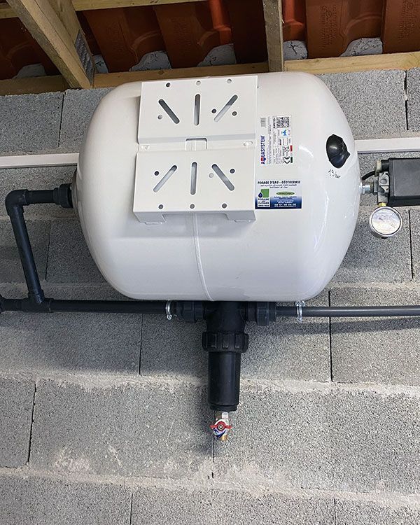 Réservoir à eau blanc fixé en hauteur