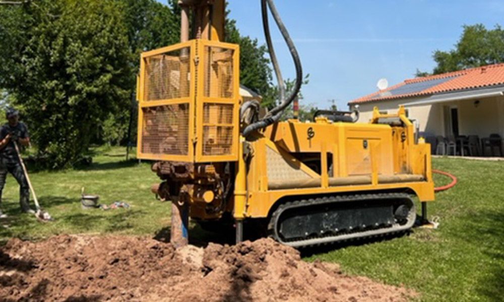 Véhicule de forage en train de creuser dans un terrain chez un particulier