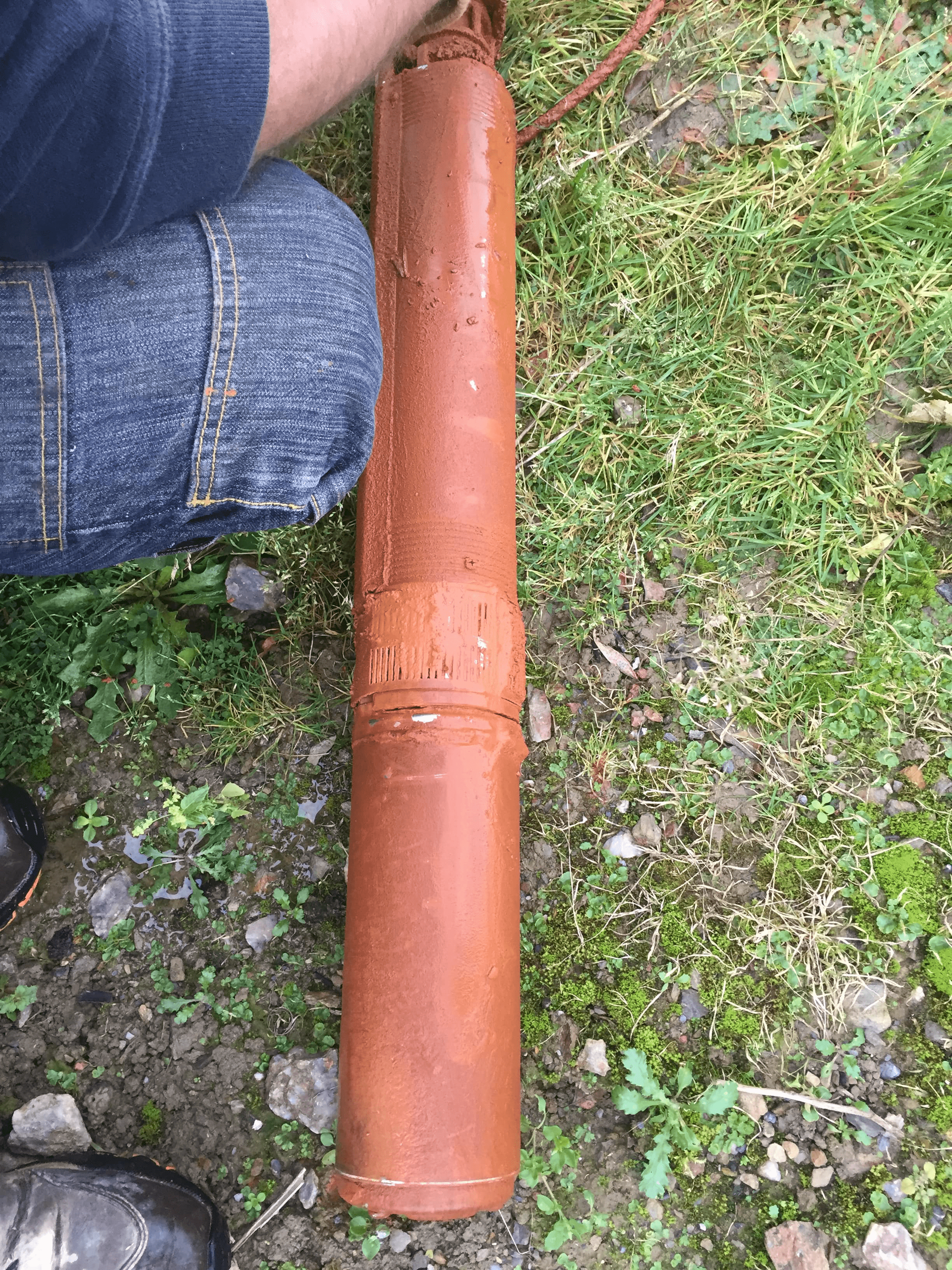 Pompe à eau à l'intérieur un cabanon en bois