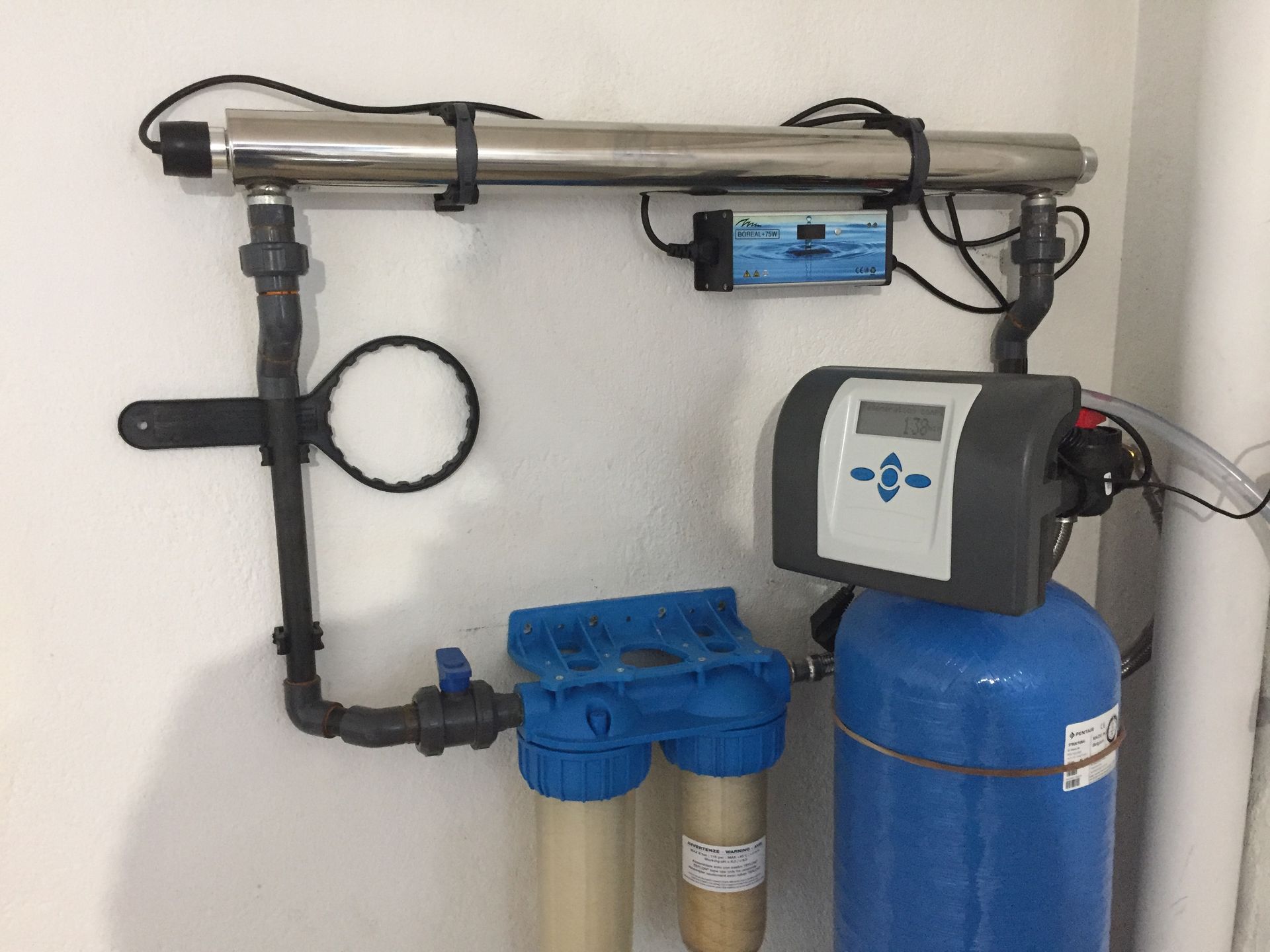 Deux paires de mains tenant l'illustration d'une goutte d'eau