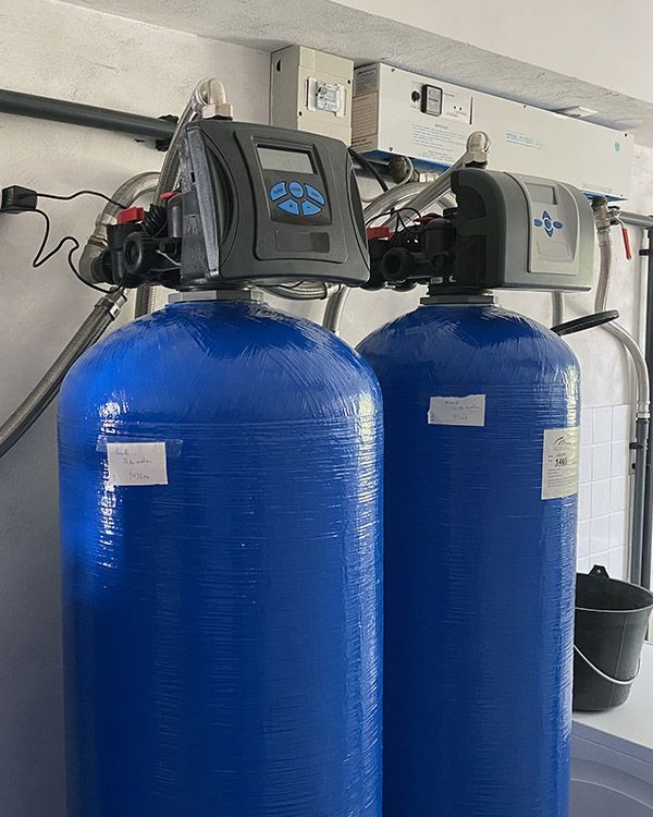 Deux déferriseurs bleu en intérieur