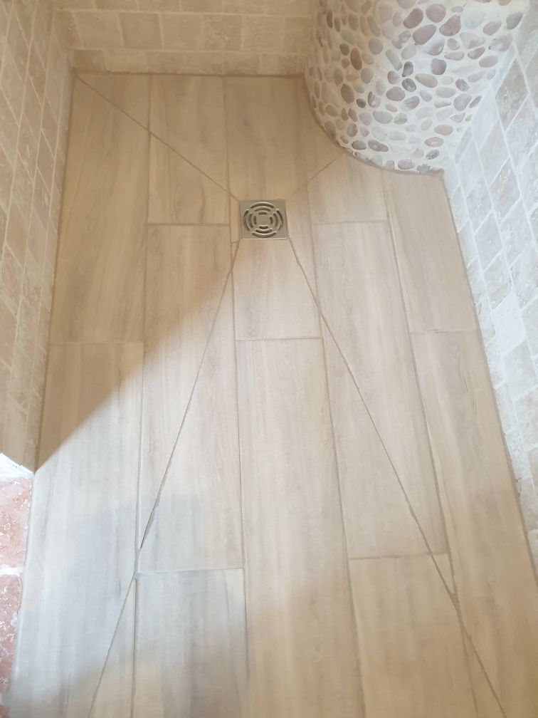 Un sol de douche en carrelage imitation parquet