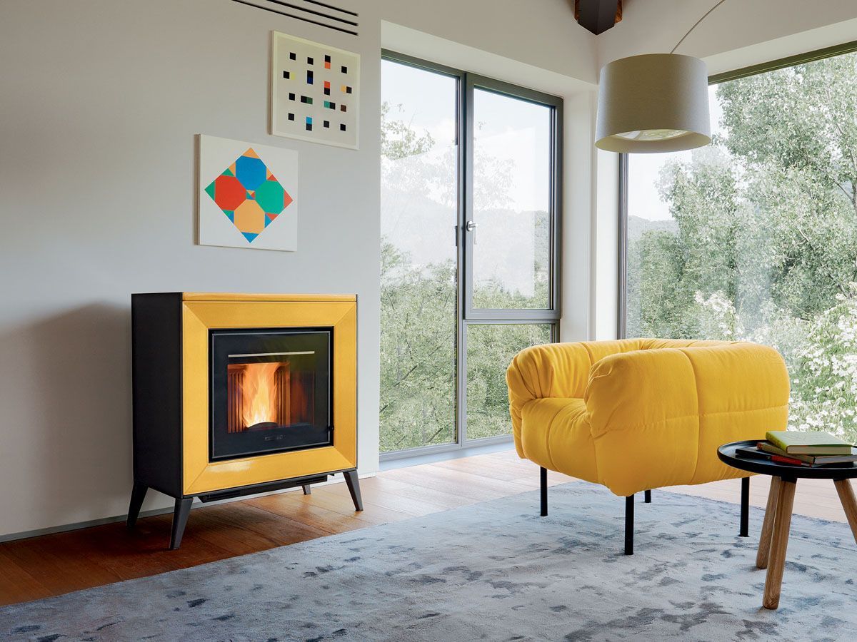 Un salon avec une chaudière et un canapé jaunes