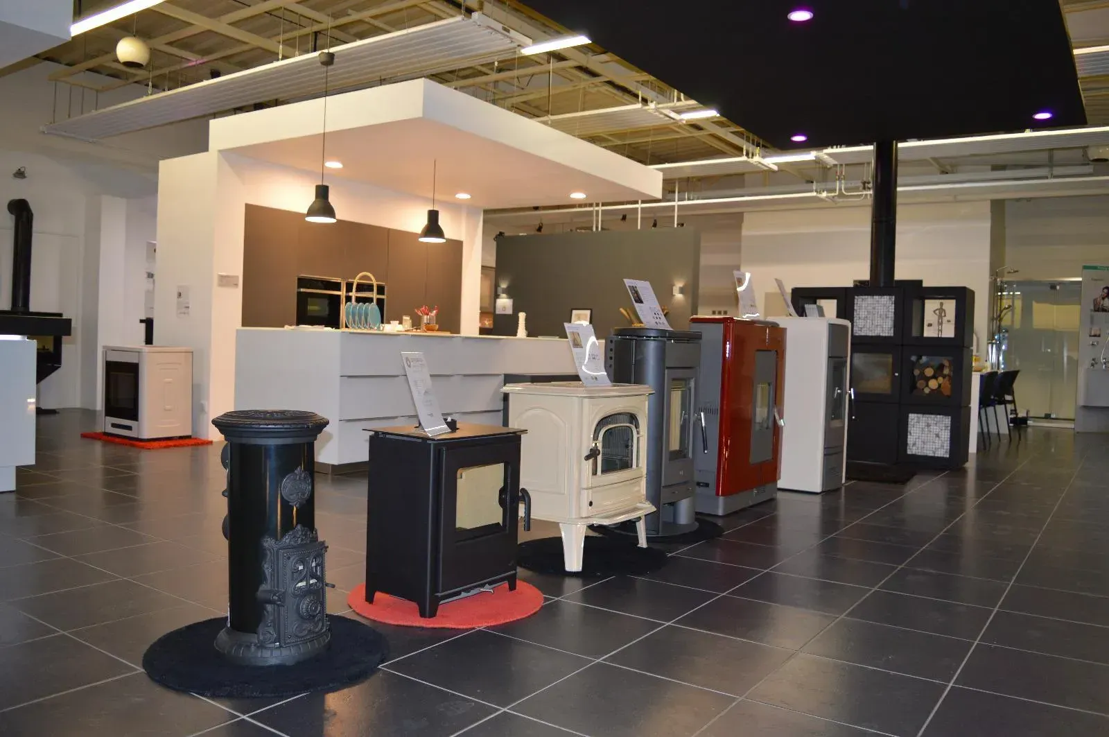 Des chaudières d'exposition dans le showroom de Point Lampérier SCAE