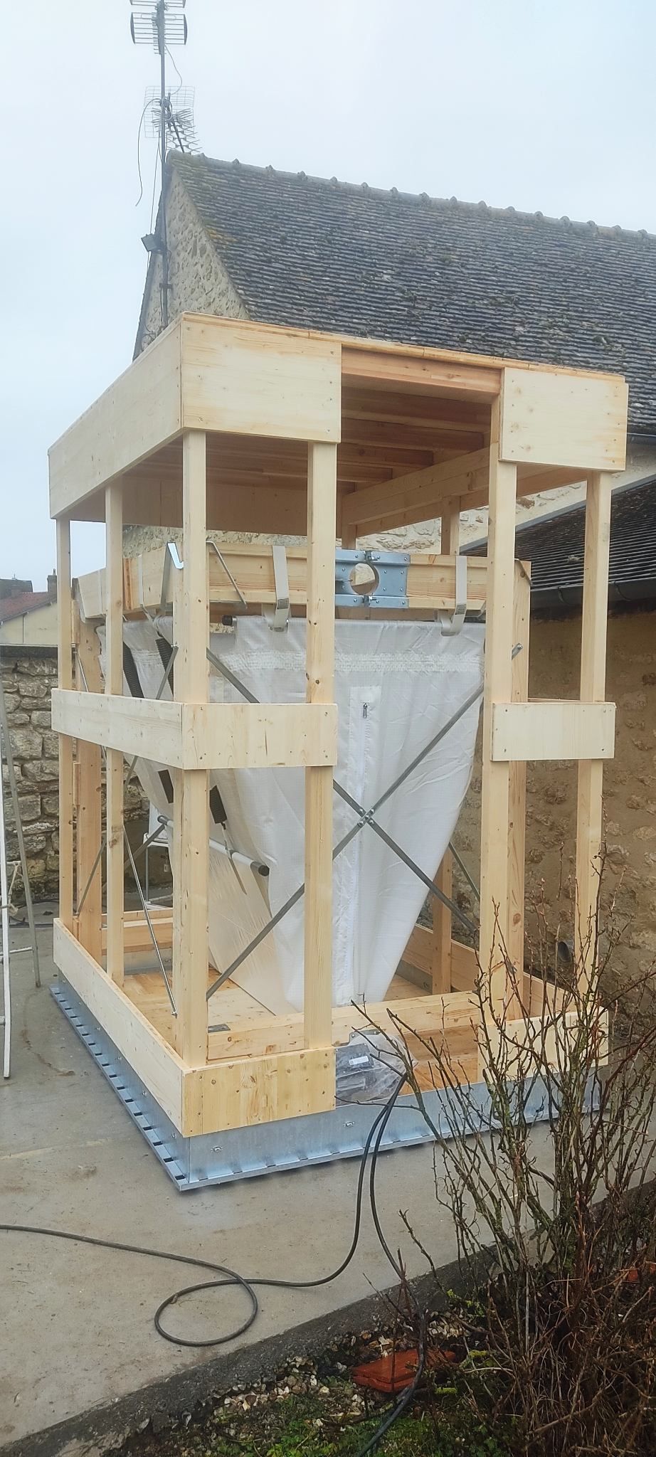 Une structure en bois dans un jardin