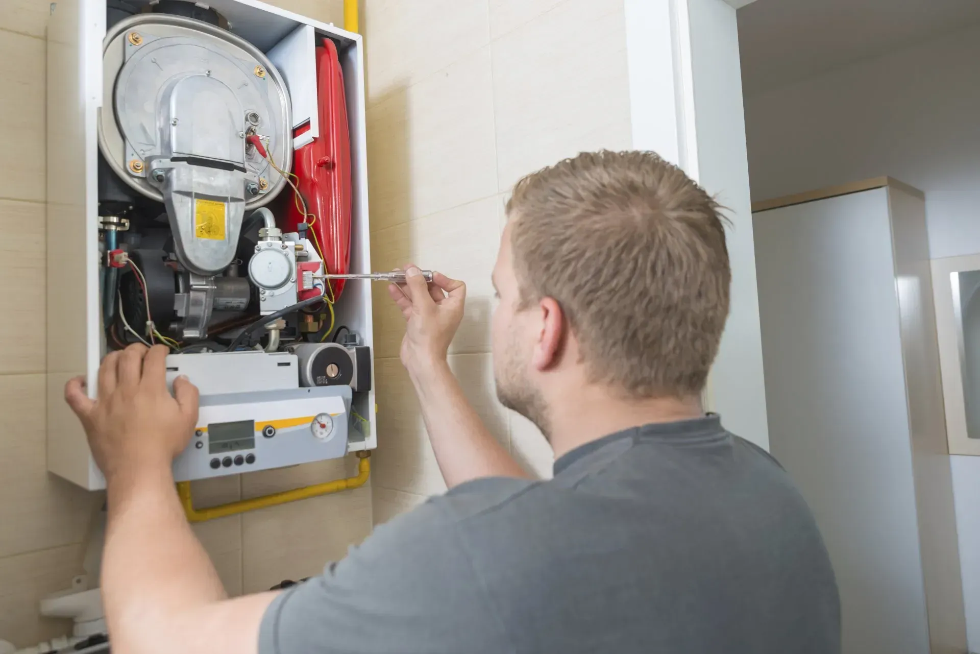 Un ouvrier installe un chauffe-eau