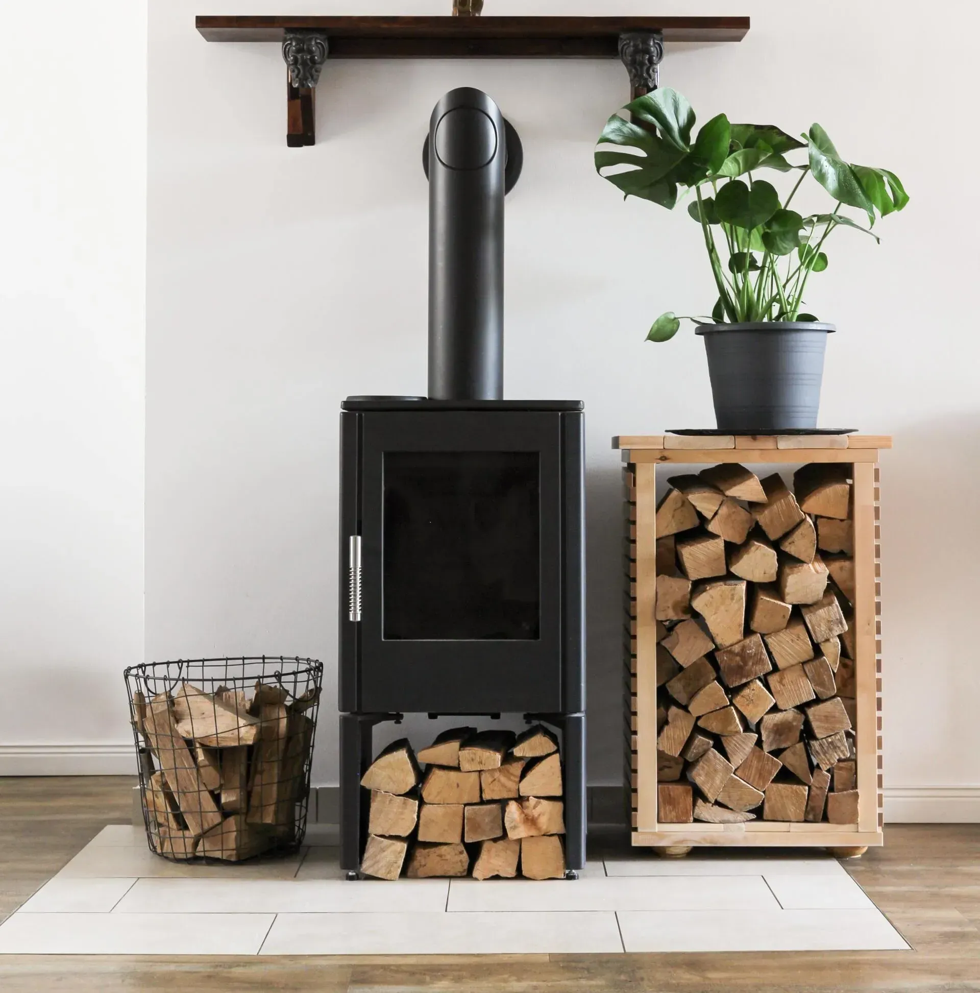 Un insert noir avec des bûches autour